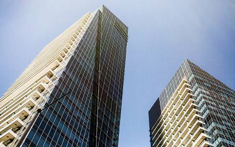 Edificio de oficinas reconvertido en viviendas sostenibles, un ejemplo de innovación urbana.