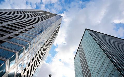 Conversión de un rascacielos de oficinas en apartamentos: un enfoque sostenible y práctico para revitalizar la ciudad.