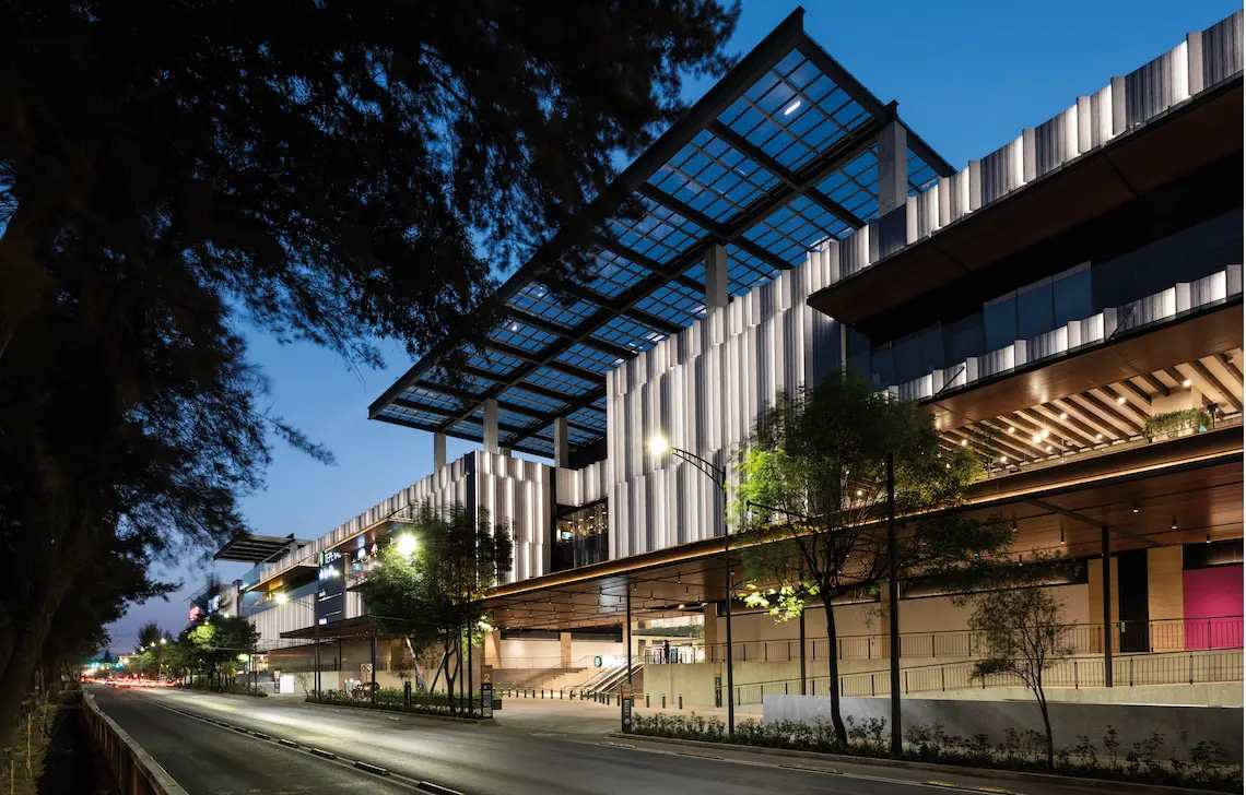 Interior de Parque Tepeyac, centro comercial de gran formato en la Gustavo A. Madero, CDMX