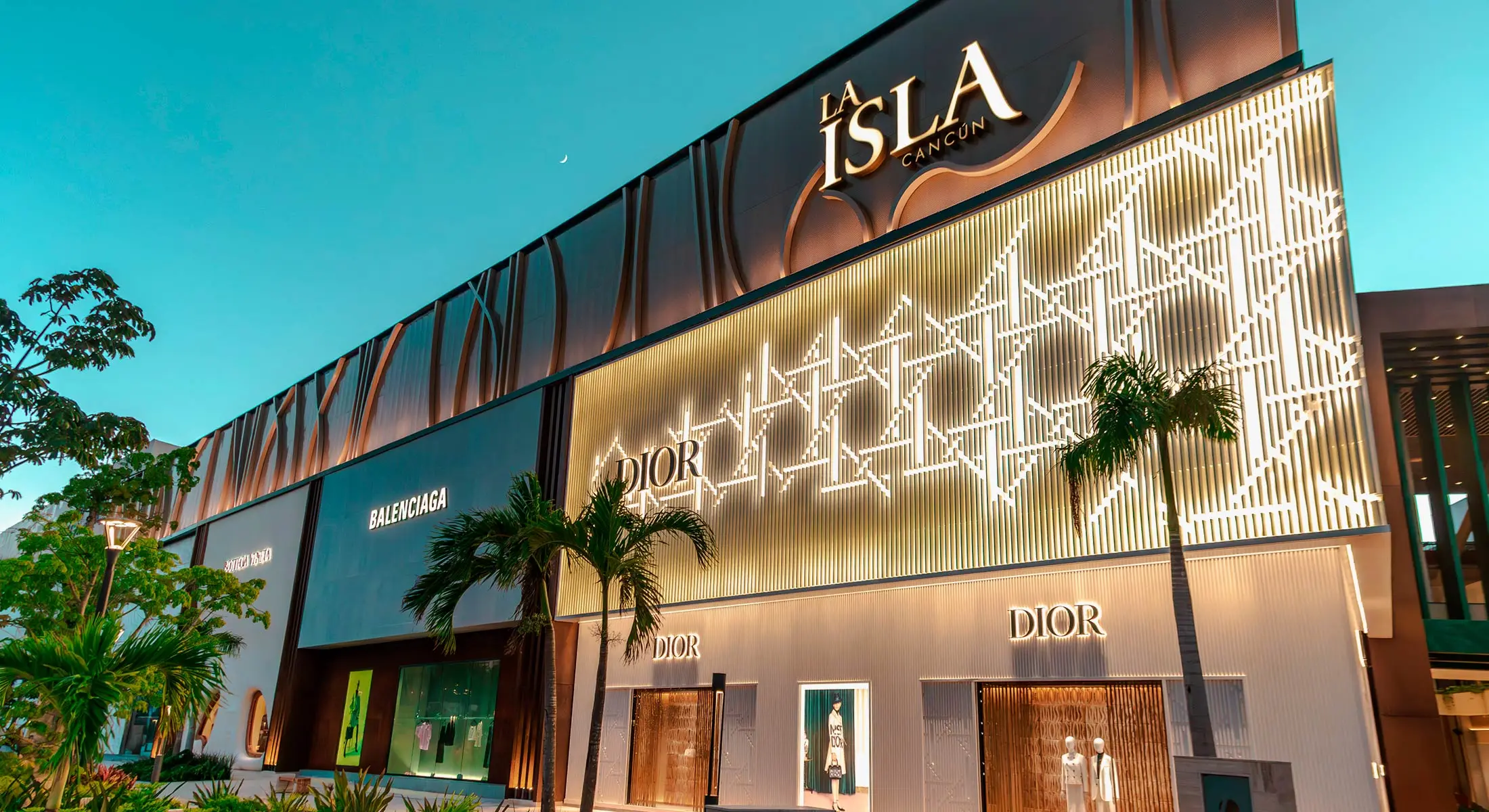 Vista panorámica de Plaza La Isla en Cancún, mostrando su diseño de Lifestyle Center abierto y rodeado de naturaleza