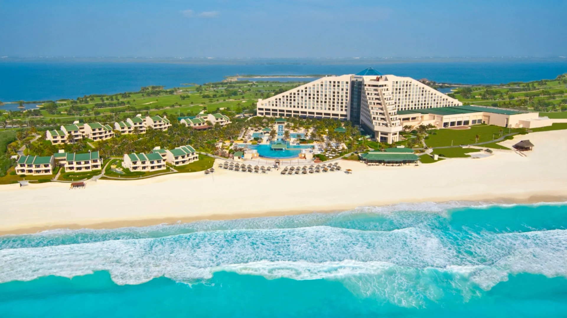 Vista aérea que destaca la variedad y expansión de los hoteles en la Riviera Maya, un mercado estratégico para la inversión inmobiliaria hotelera en México